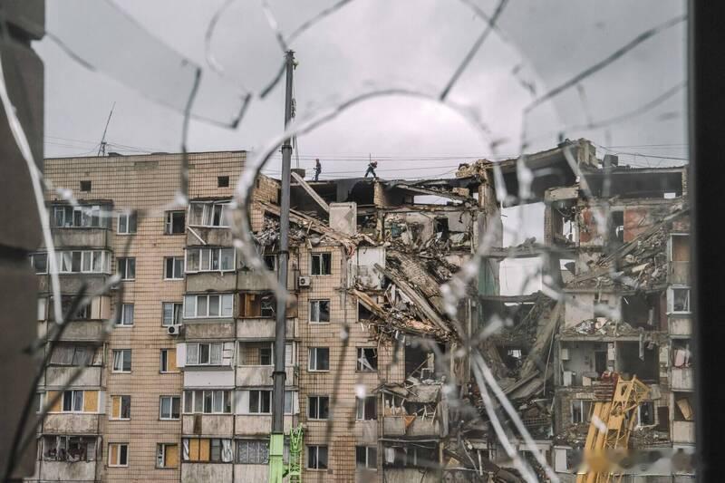 俄军空袭基辅致26人死亡 乌军难拦截弹道导弹 防空导弹库存告急海外新鲜事俄乌冲突