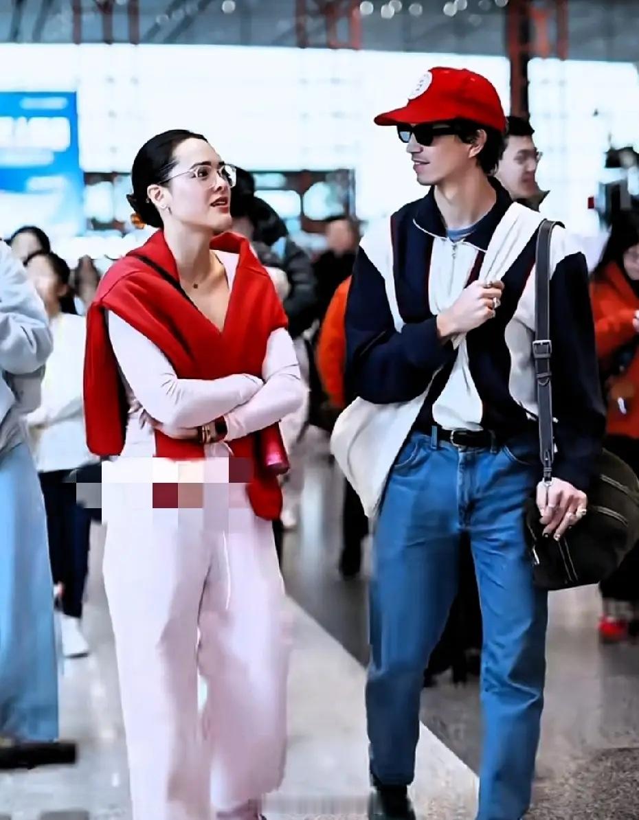 钟丽缇全家出国过年，三个女儿各有各的美，大女儿好像还带了男朋友！不得不说，她的大