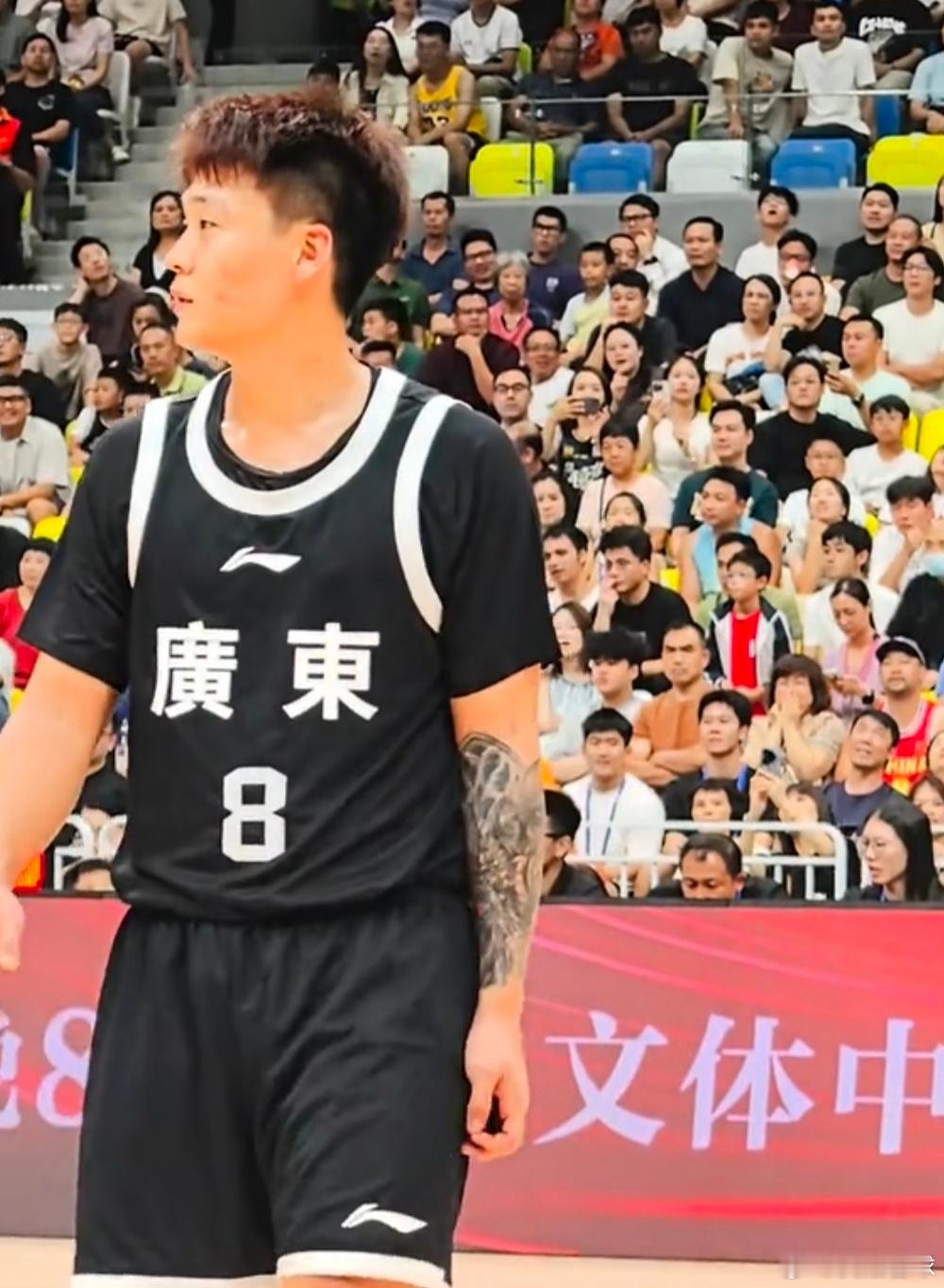 赵睿的脸被抓出两道血痕[融化]，黑睿也是第一时间跟裁判投诉对手这动作 ​​​