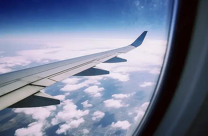 最近机票价格突然大跳水，不少航线价格直接腰斩，甚至低至一两折！比如上海飞三亚的机