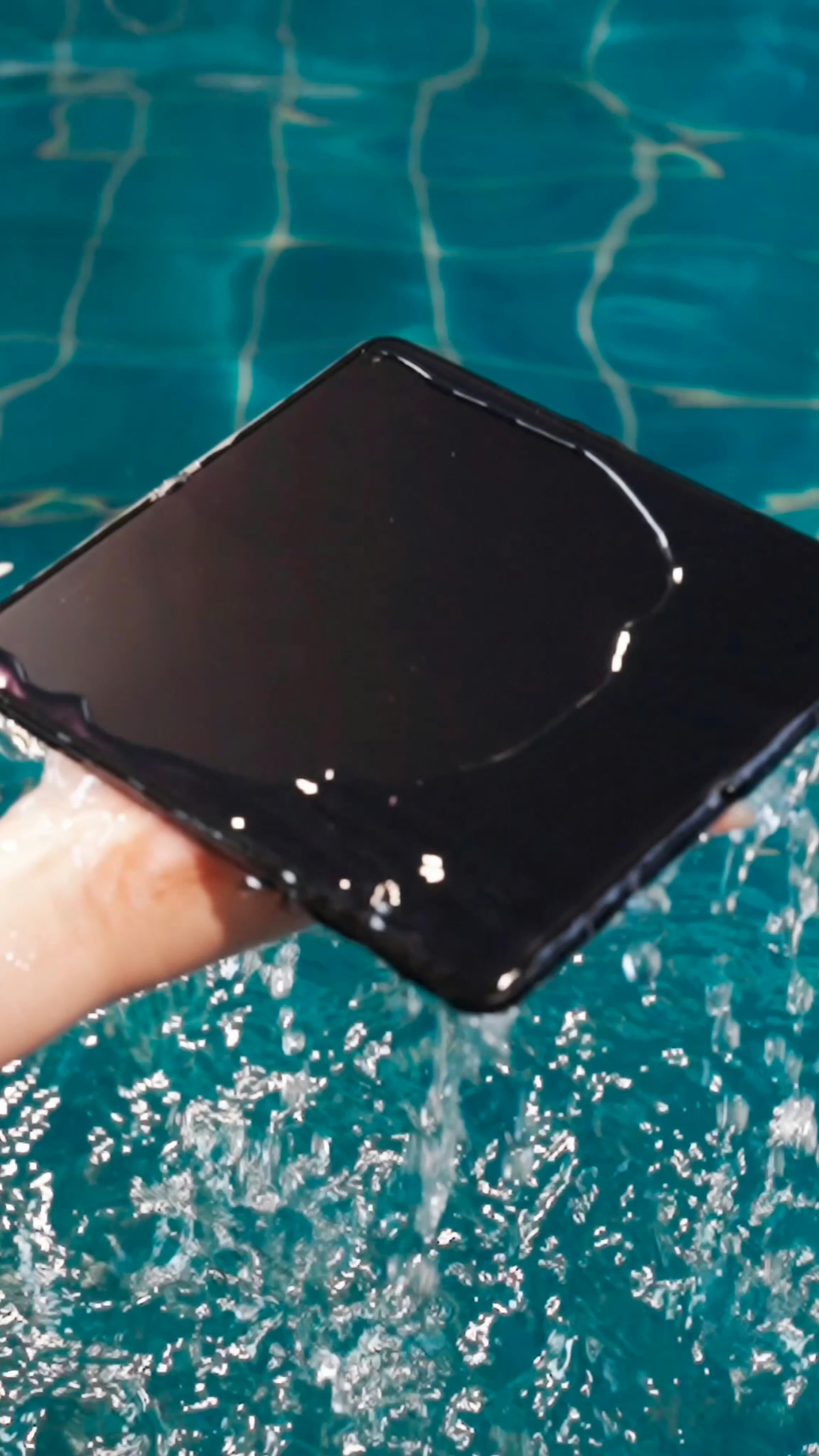 OPPO Find N6真机展开状态曝光折痕控制做得又上了一个台阶折痕控制得好，