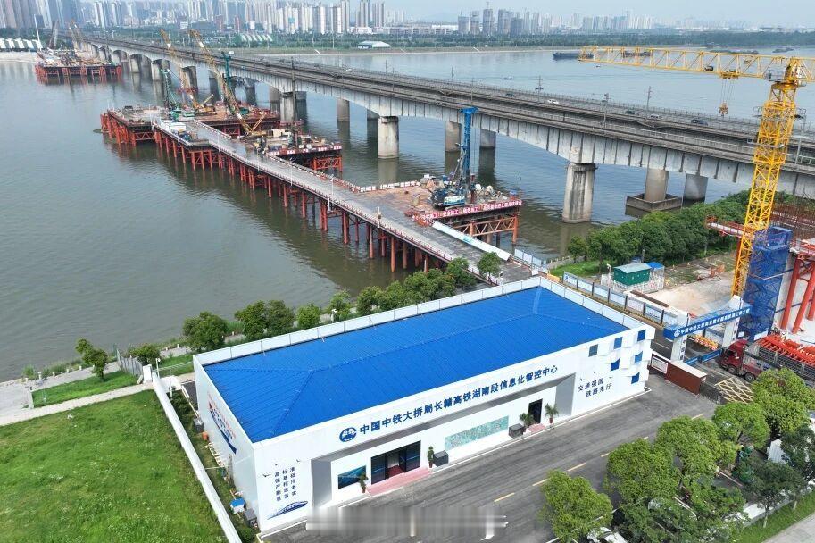 暑运铁路【抢抓汛期施工窗口！长沙湘江铁路特大桥迎来新进展】近日，由沪昆客专湖南公