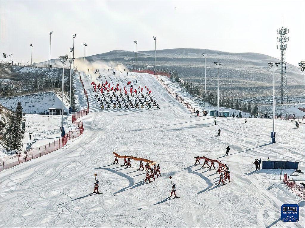 央视网：近日，随着第十二届全国大众冰雪季的全面启动以及寒假的陆续到来，各主要冰雪