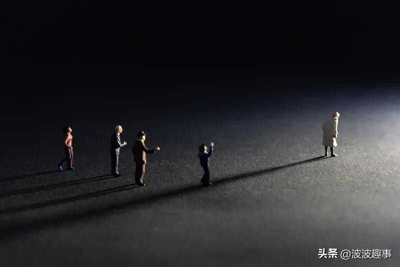 我要怎样来写自己呢？写我满怀欲望，却囊中羞涩；写我历经半生沧桑，却毫无建树；写我