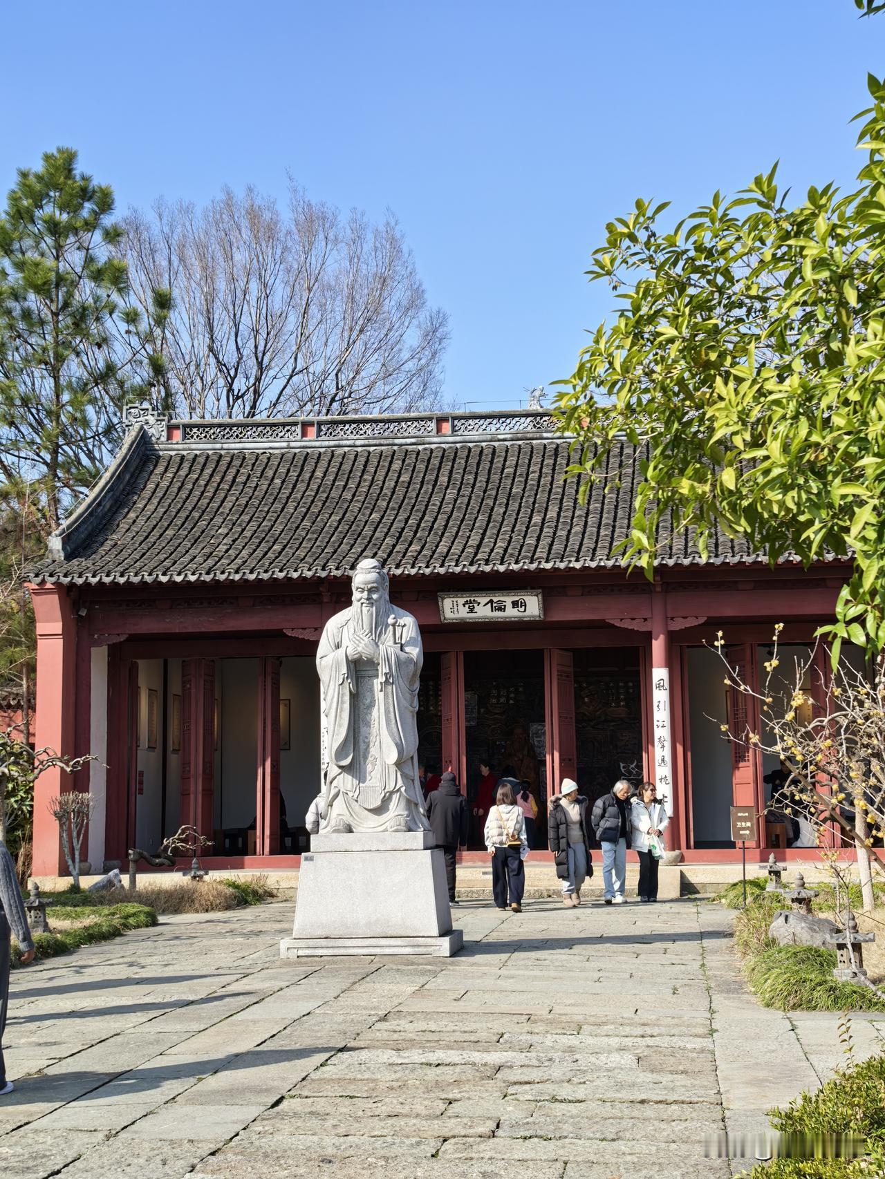 大年初二，逛了海宁盐官。
景区规模不小，可惜里面人气不足。
人气不是指游客，里面