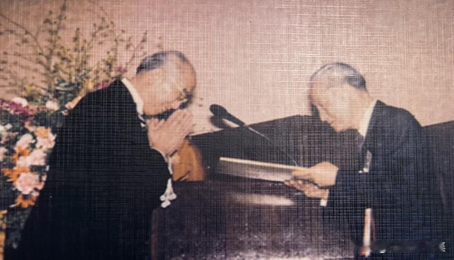 1985年4月9日，中国佛教协会会长赵朴初在日本东京接受日本庭野和平财团授予的第