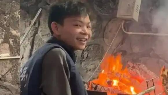 16岁的“烤鸡少年”小陈的故事引发了广泛关注和担忧。他的经历反映出青少年在追求梦