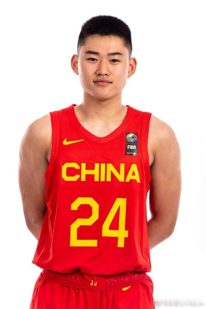 两个年少成名的中国未来后卫分别是赵维伦和朱正，赵维伦却早于朱正进入了国家队，朱正
