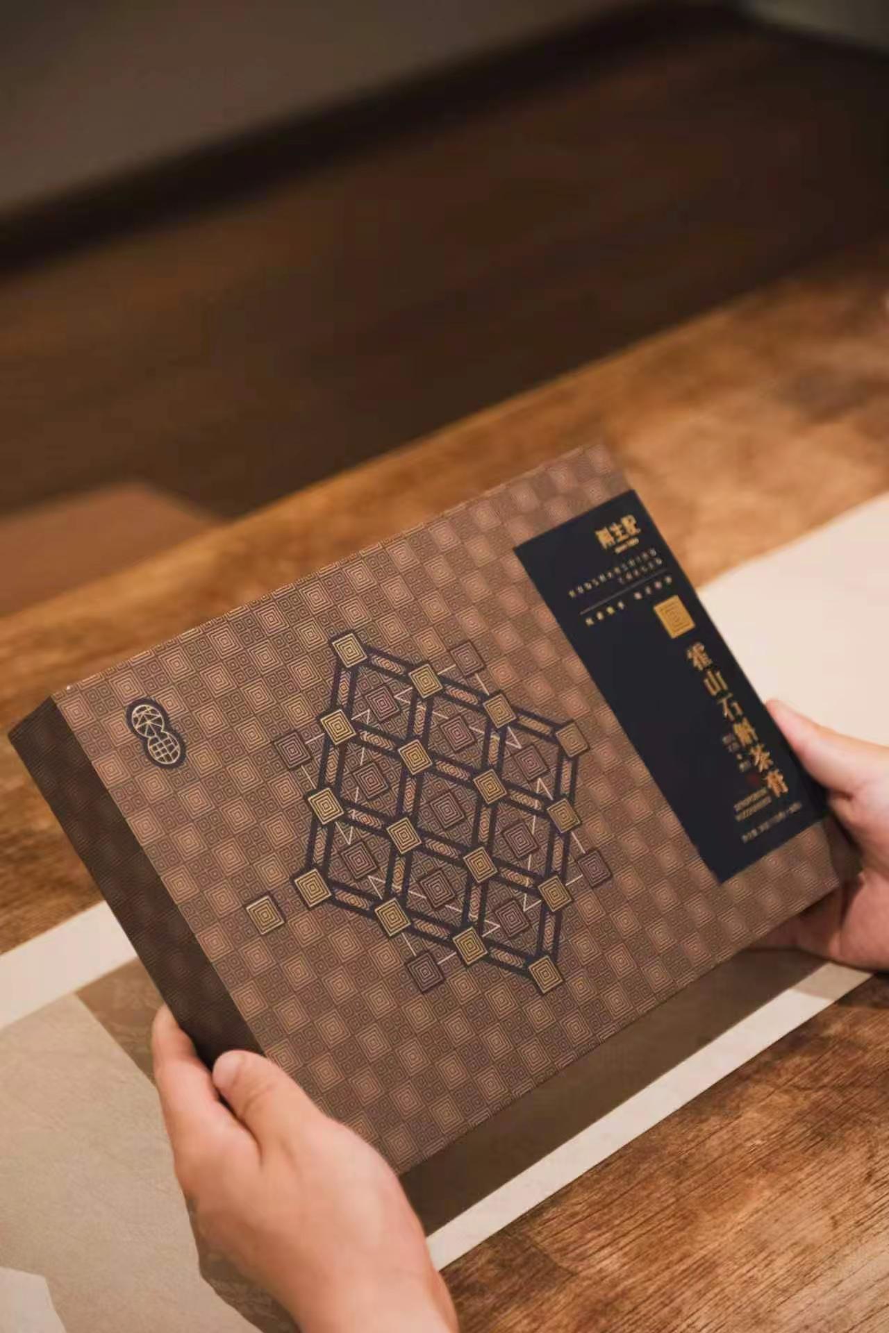饭局应酬多，重油重盐安排上霍山石斛茶膏中华仙草与茶中黄金搭档闻着糯香，喝着醇厚