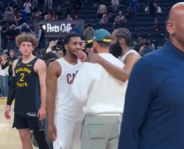 美媒晒库里、哈登赛后亲切交流的瞬间：波杰很想加入进来
04月05日讯，在昨日精彩