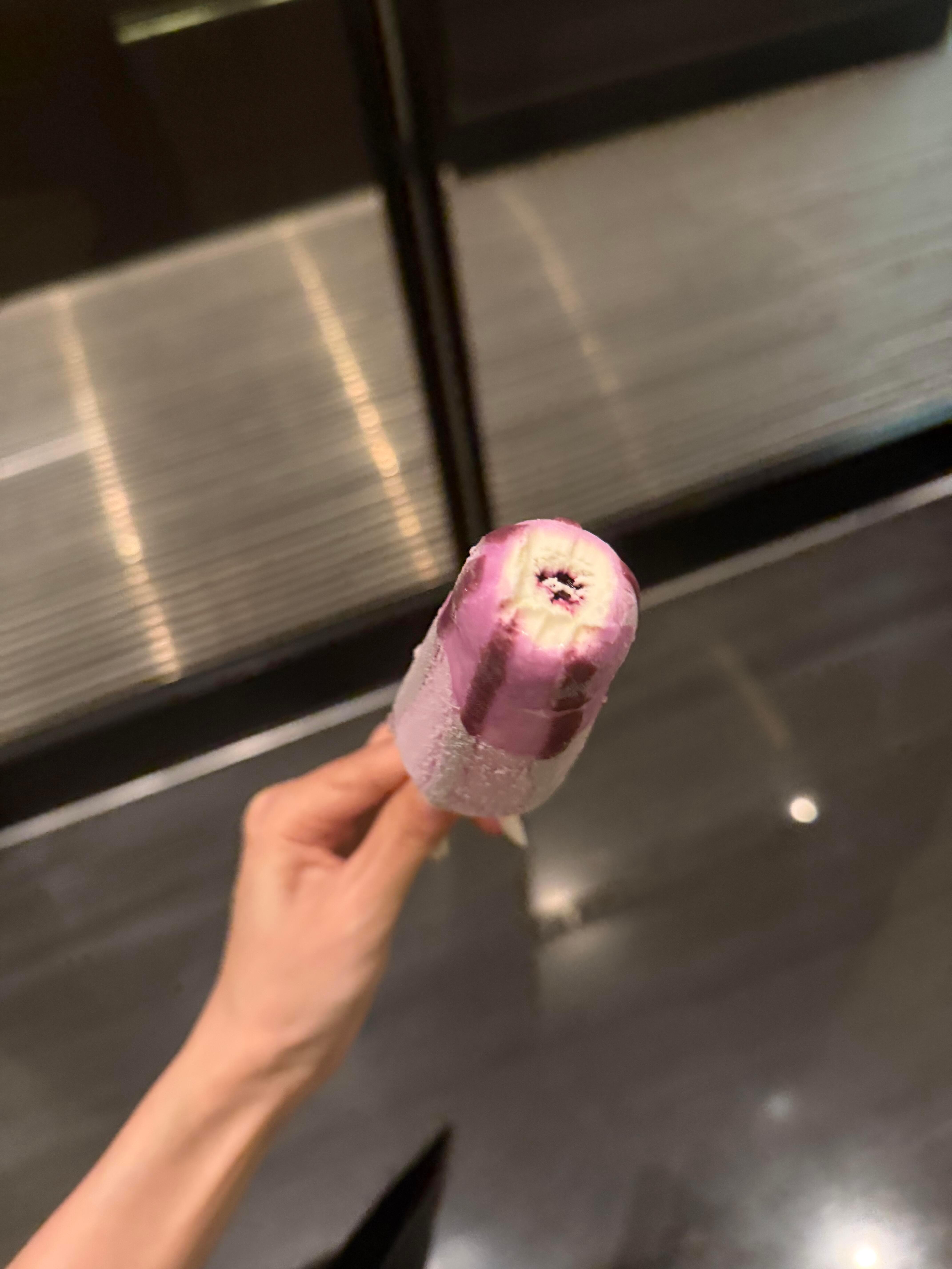 穿鞋300的鞋,拿着5000的手机,涂着300的口红,拿着4000的工资,虚伪快