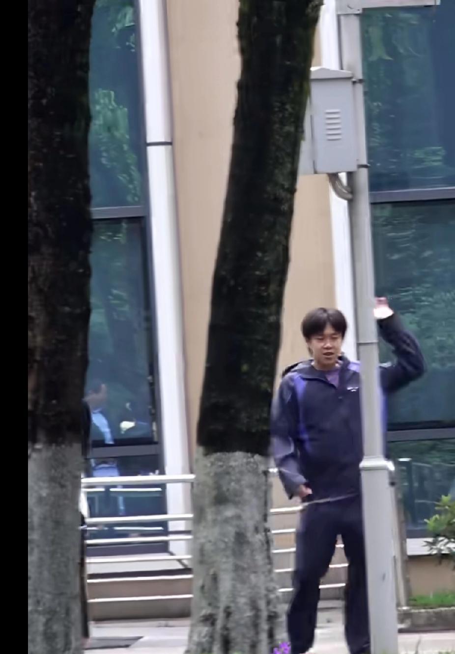 王楚钦成都封训路透，招手也太乖了！
 
刷到王楚钦最新封训路透啦！结束训练和教练