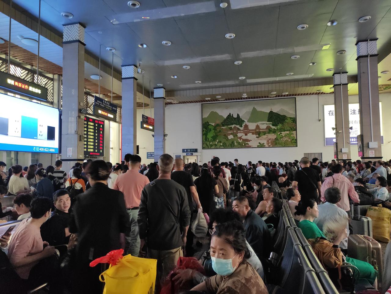 三月三的火车站都快赶上春运了。今年“壮族三月三”，4月21日至23日放假调休，共