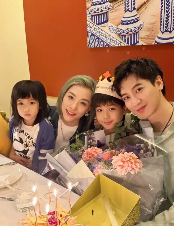 刘璇带着教授老公与李小鹏，李宁、黄旭聚餐，49岁的王弢颜值好扛打！清爽的发型、干