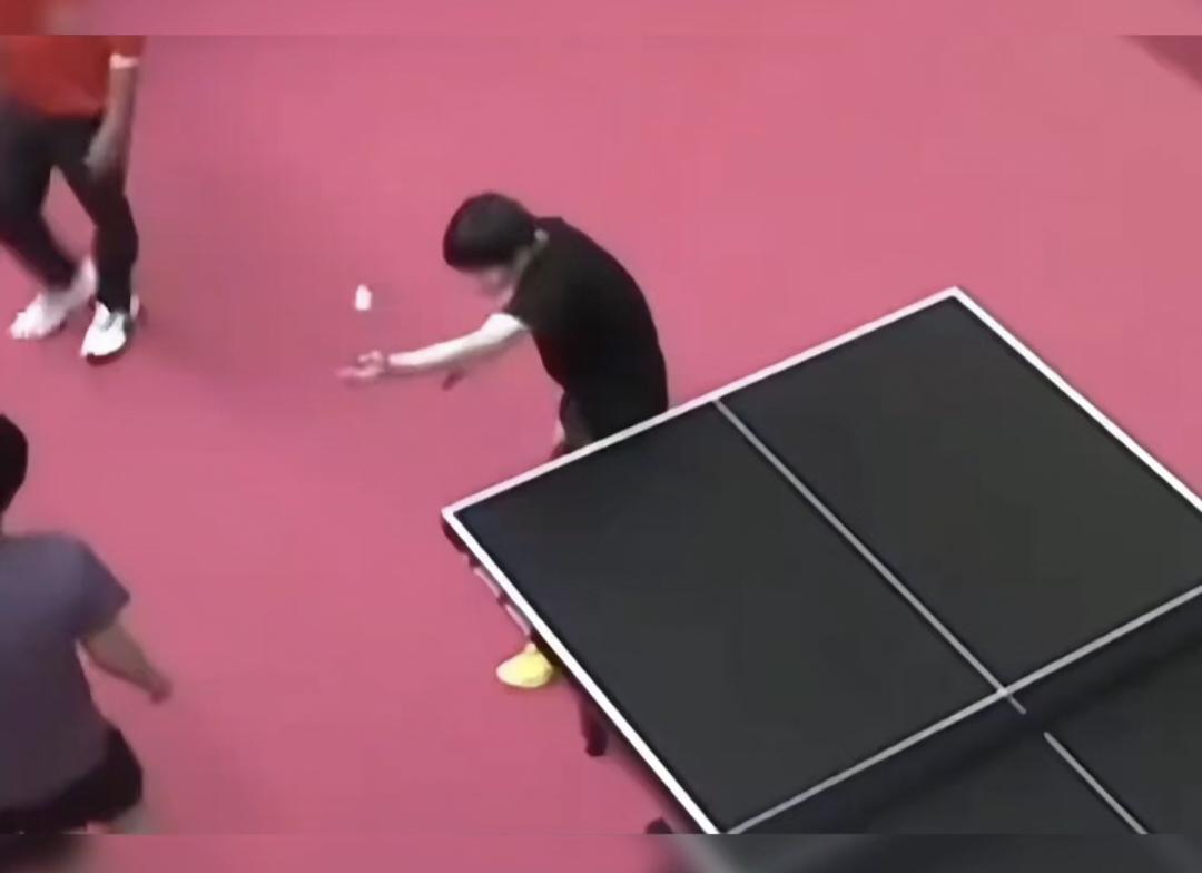 发言人
看到莎莎的勾手发球很不标准时，萧指指了指大头说你教教他。大头立马放下手中