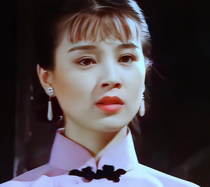 她是90年代荧幕上的“赵飞燕”，红衣回眸惊艳时光。然而戏外，2000年那个冬日，