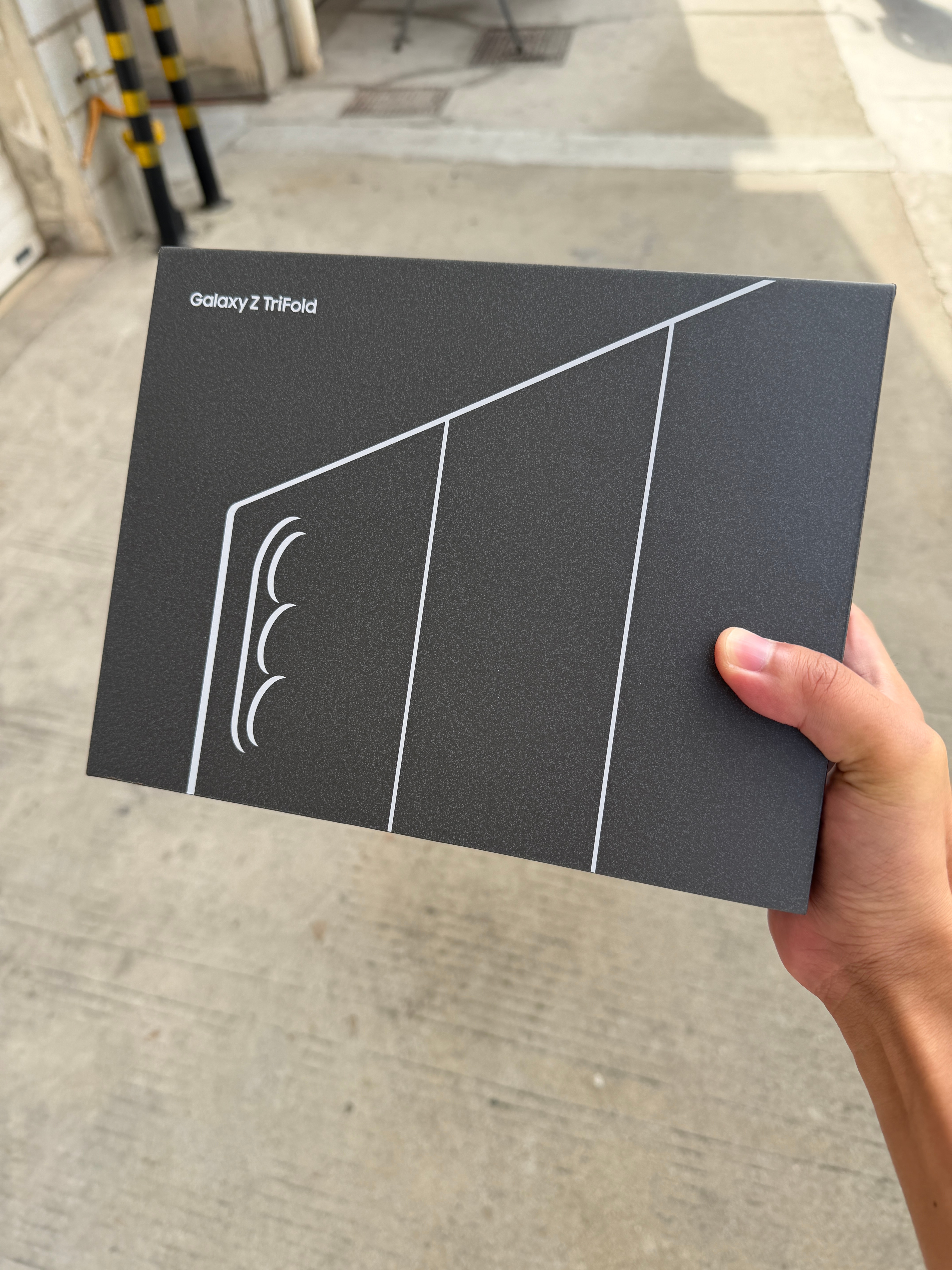 感受一下三星的三折叠 