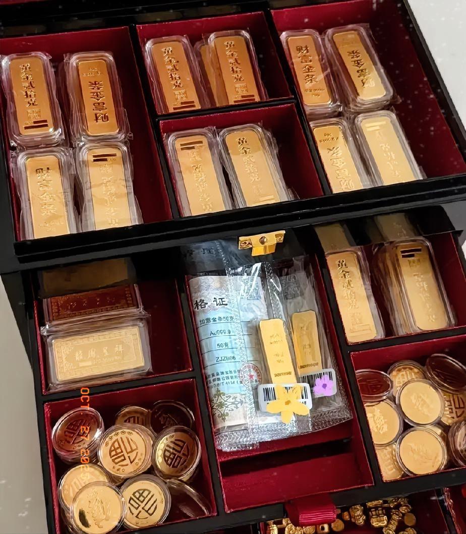 你们没发现吗？历史真能复制粘贴！
 
13年黄金暴跌，我瞅着大妈们疯抢，以为捡着