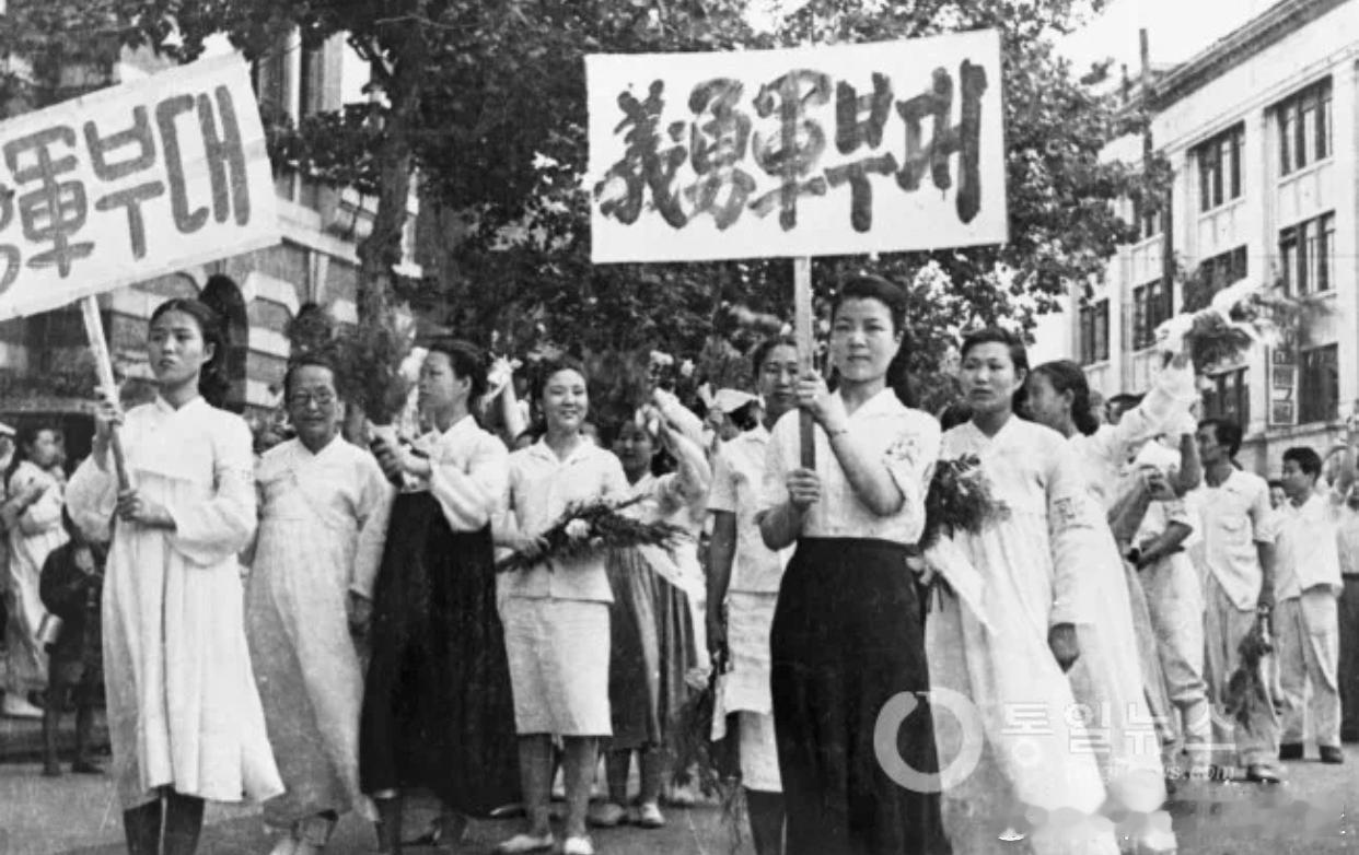 1950年志愿参加朝鲜人民军的汉城女青年历史影像 ​​​