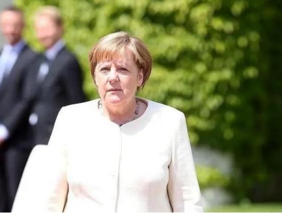 默克尔还是德国总理的时候，曾有过一次访华行程，其中途经武汉长江大桥时，她突然要求