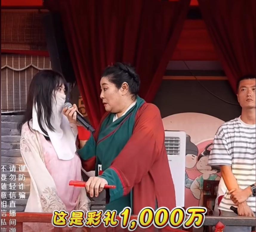 “开口就是王炸！”河南开封，一女子千里迢迢来万岁山找王婆说媒，王婆见女生长得漂亮
