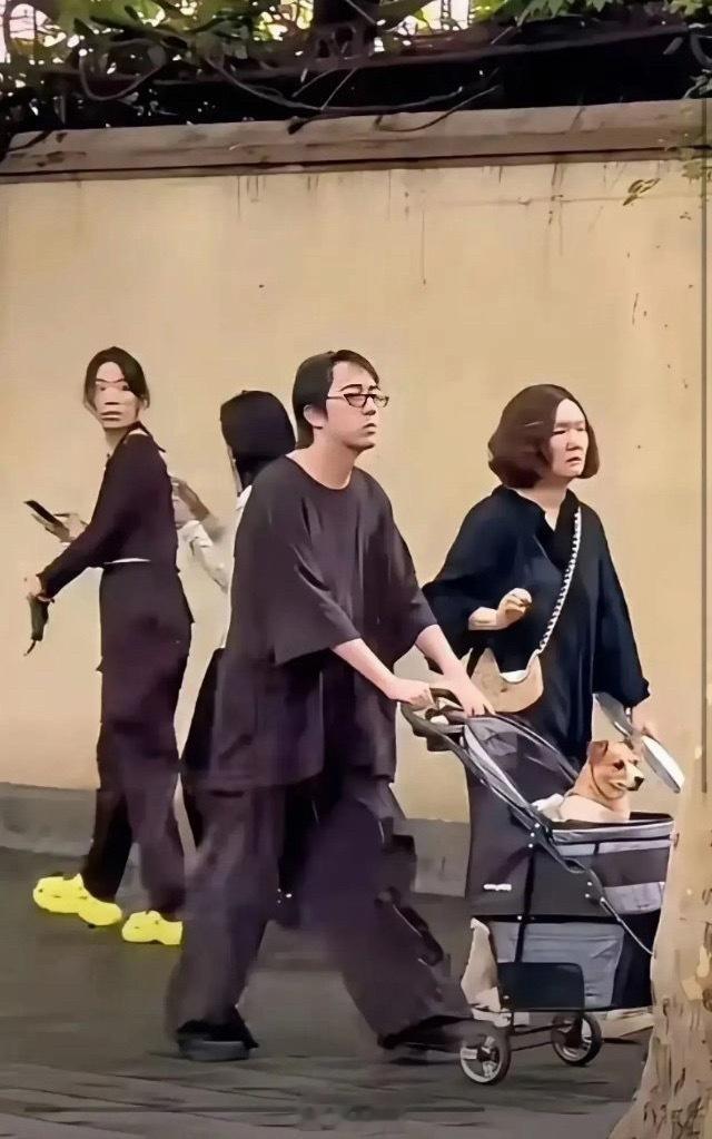 不怪后面的小姐姐忍不住回头，换我也是一样。 