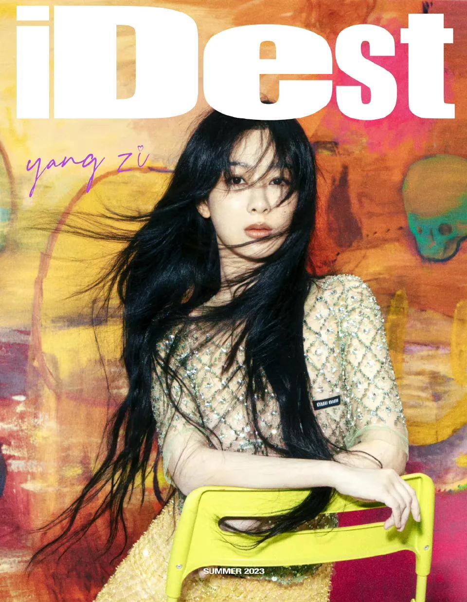 杨紫解锁iDest Magazine 夏季新刊封，封面中杨紫乱发飘扬，呈现出一种
