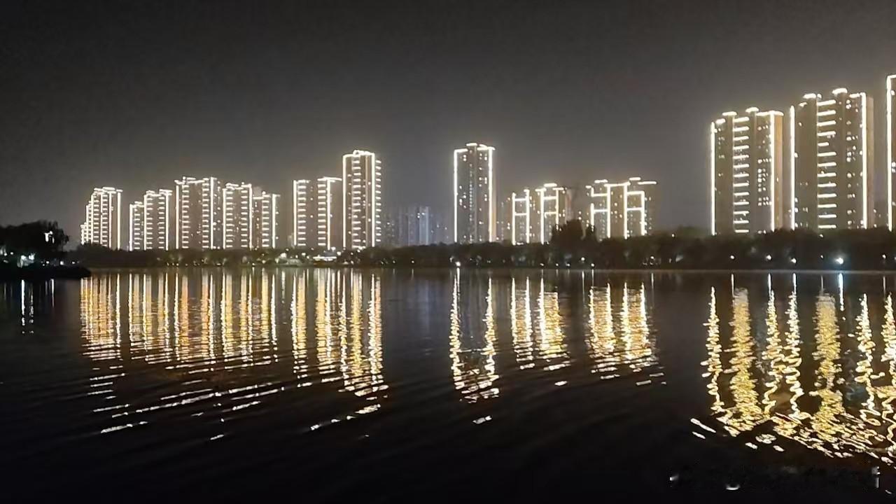 滦水湾的夜色美
如诗如画家乡水
漫步于此心儿醉
悠哉悠哉我是谁
 [笑] [笑]