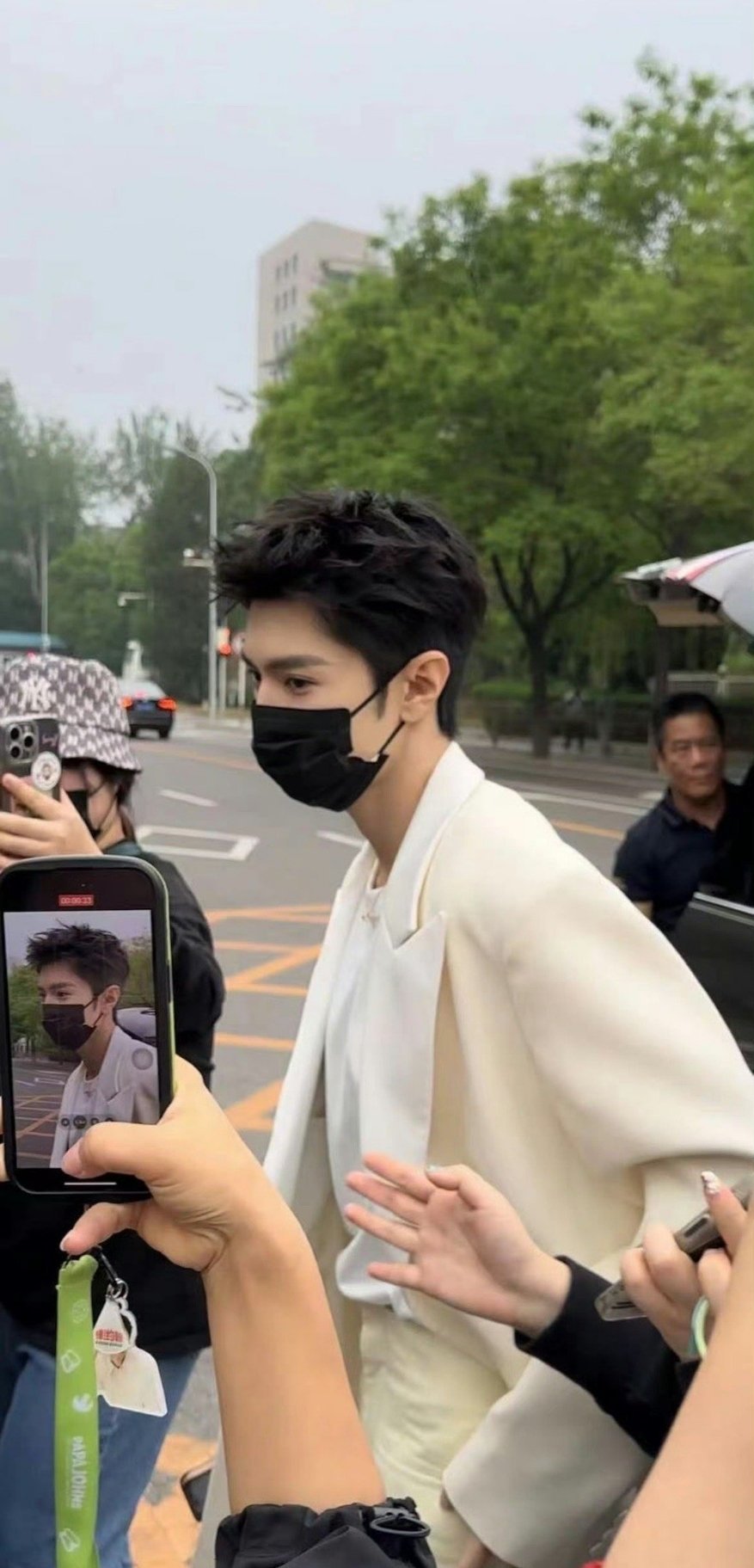 陈哲远录制央视五四晚会饭拍路透小合集，白色西装帅的有点超前[羞嗒嗒][羞嗒嗒][