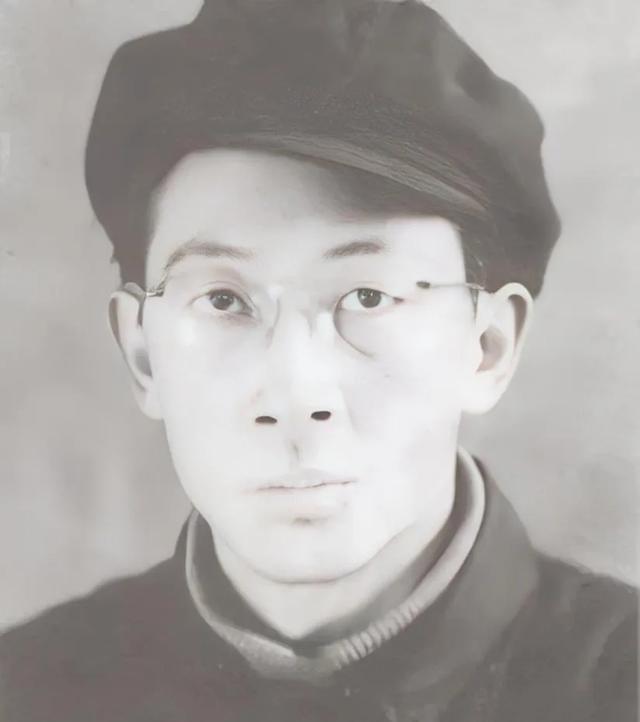 1950年，大汉奸 张景惠 走进战犯管理所，却看见同为汉奸的儿子穿着军装站在门口