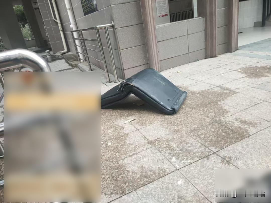 仅三米，真悬！
  近日，湖北黄石一小区，一老人带孩子从楼下经过，突然从高处掉下