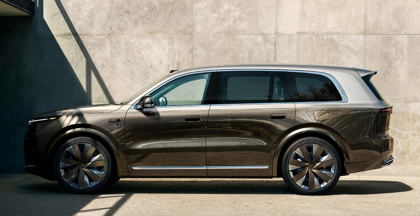 理想2025年全年研发投入113亿，平均每月烧将近10亿，AI相关占了一半。接下