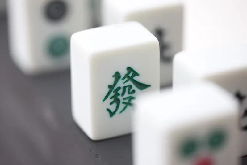 先把牌型精简，孤张、没用的搭子都果断处理，让牌型干净，这样容易摸到有效张快速上听