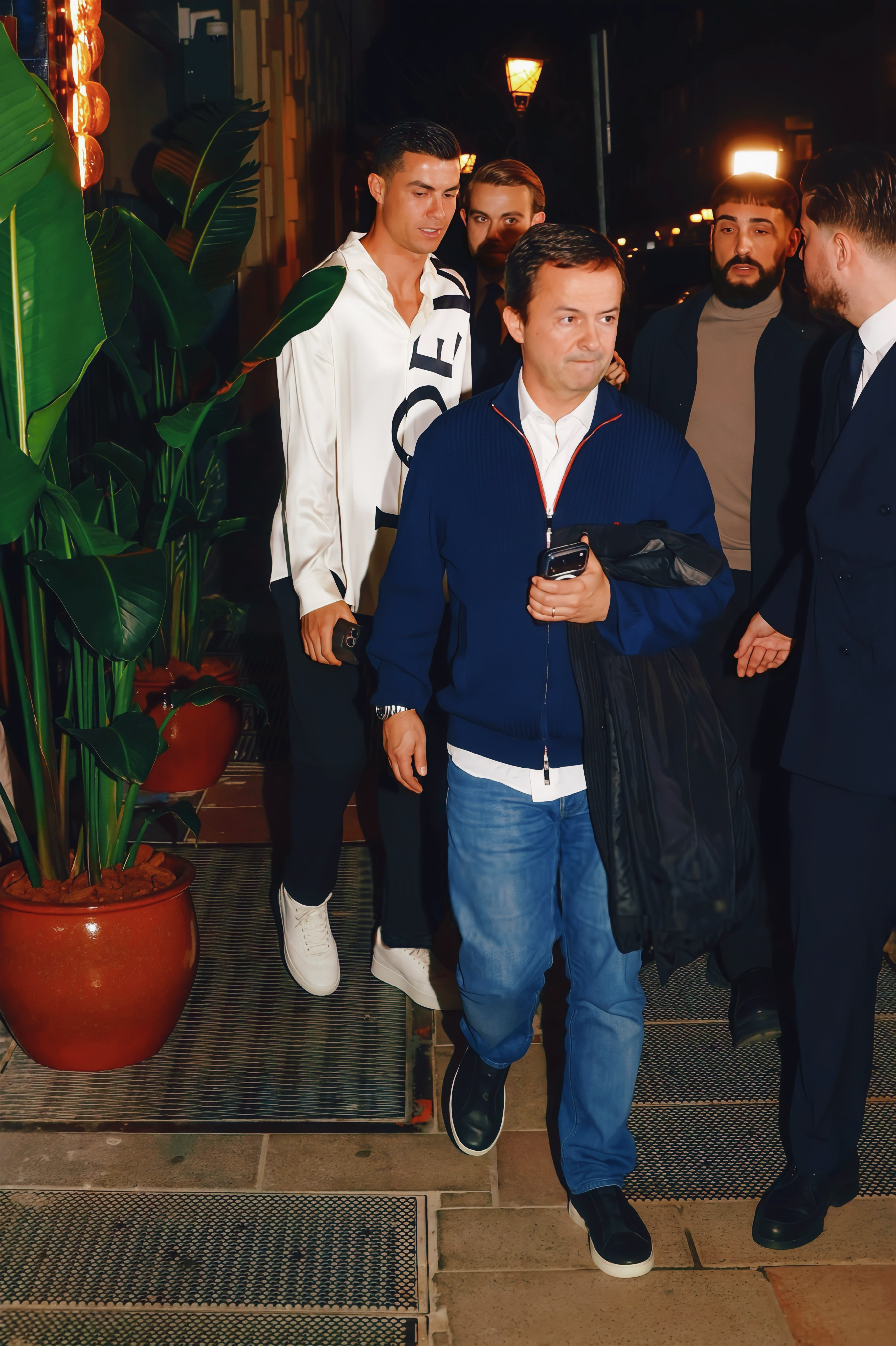 C罗现身马德里 🛑 距上次罗纳尔多社媒发布疗养照片动态的六天后，他穿着西班牙奢