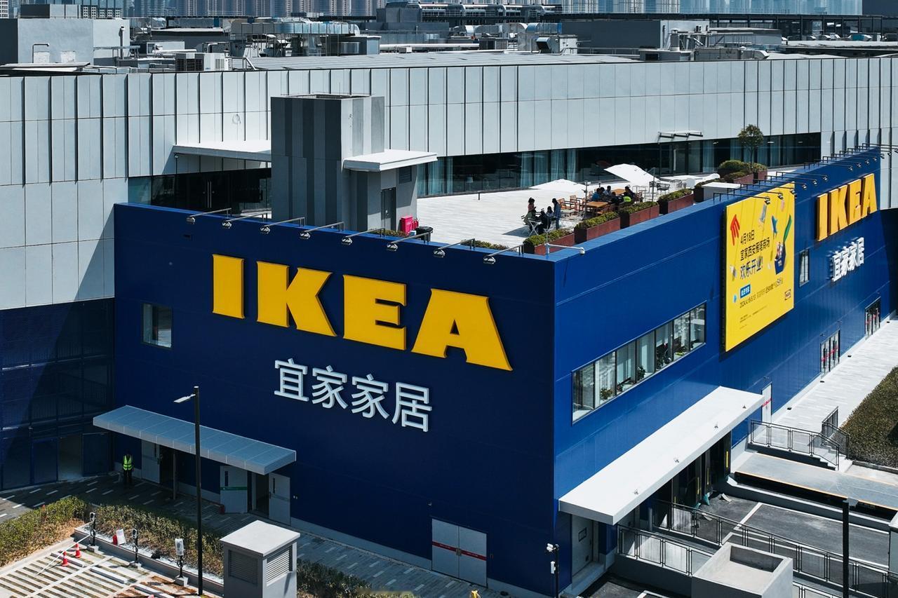 网传宜家家居收缩线下门店网络，今年哈尔滨、南通、天津等多地商场或将陆续关闭，而拥