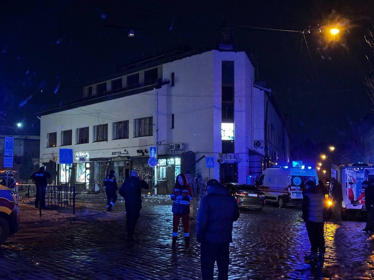 利沃夫市中心今天凌晨发生连环爆炸，第一次爆炸后，警察和救援赶到，又发生了第二次爆