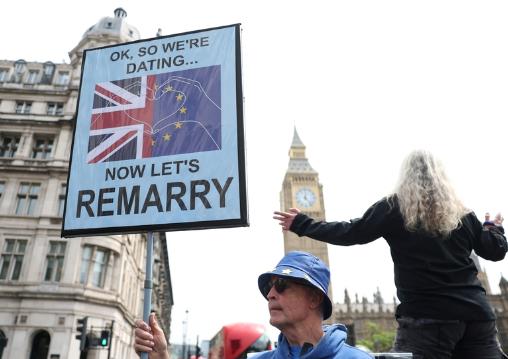 想回欧盟先掏50亿英镑！
 
5月19日，英国最后一任欧盟委员朱利安·金明确表态