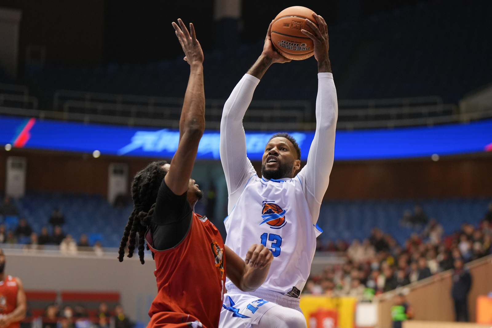 重回职业联赛的威姆斯，代表焦作文旅男篮拿到30分15篮板，昨天双方的四加时大战，