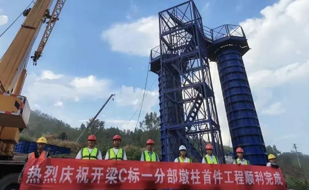 垫丰武高速，兴义长江大桥进入主塔施工阶段。预计明年5月份封顶。工程桩 建筑施工团