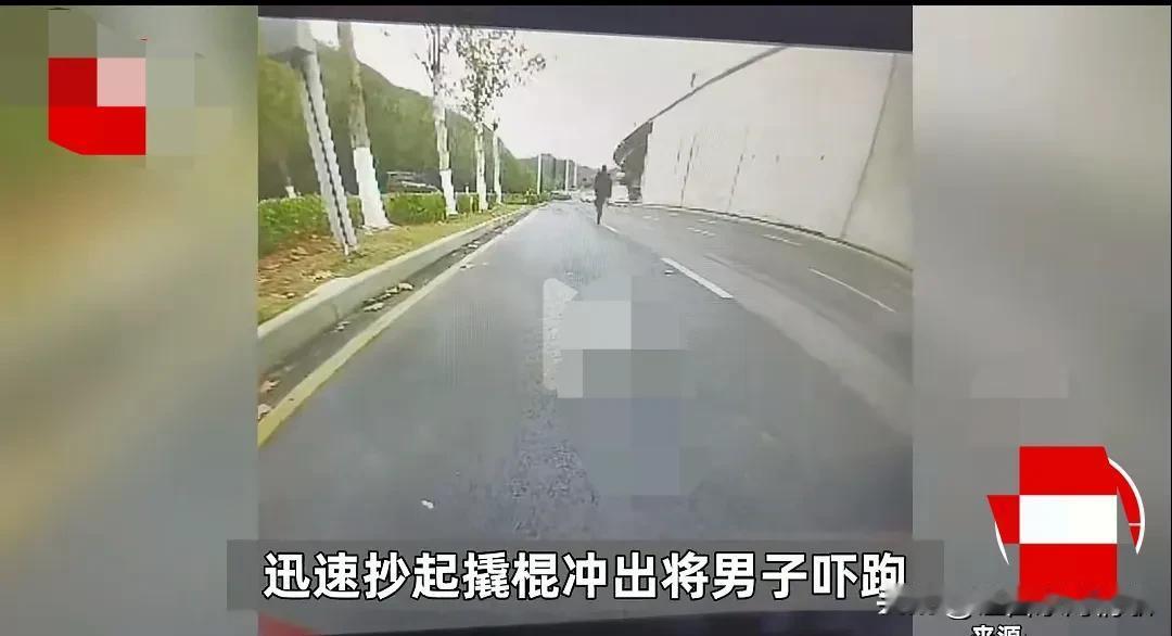 真是大快人心，男子做不雅动作尾随小女孩被制止后续，男子将为他的行为付出代价，他已
