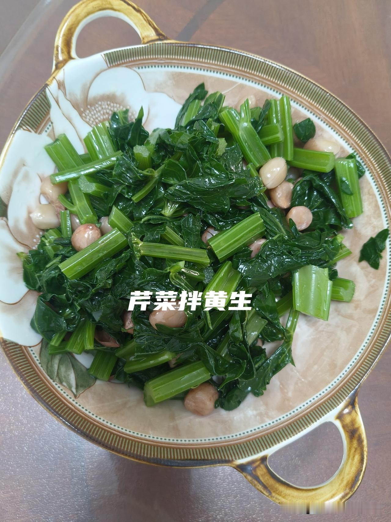 每天早上九点半吃（早午饭），年纪大了消化不太好，得多吃点蔬菜和有营养的优质蛋白质