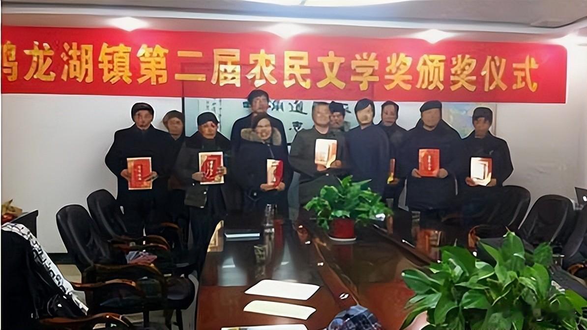 一首短短18个字的农民诗作，斩获万元奖金，折算单字价值五百多块。

复刻骆宾王《