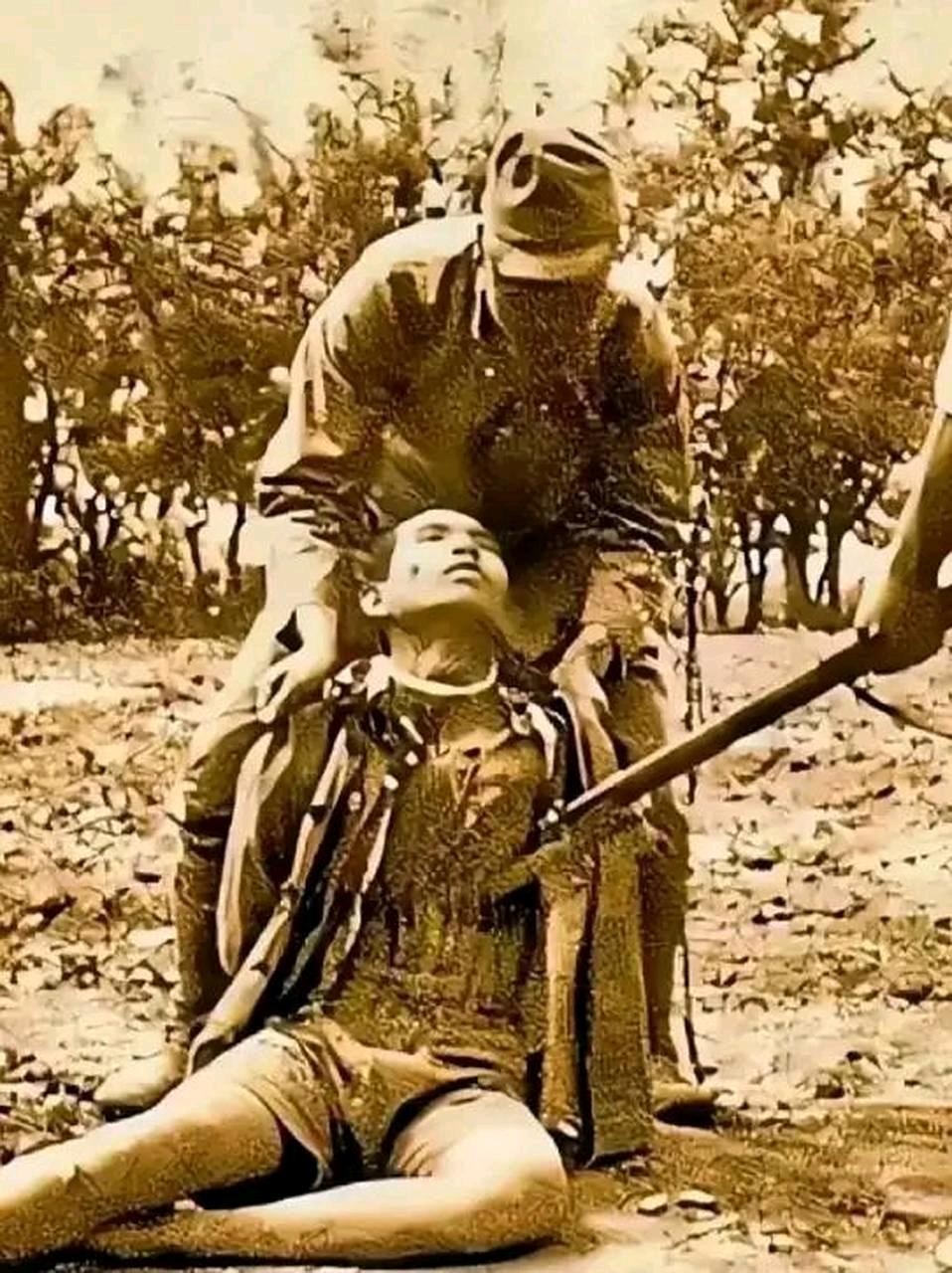 这是日本鬼子在一瞬间拍下来的照片，照片中的这个人，是东北的抗日英雄，在跟日本鬼子