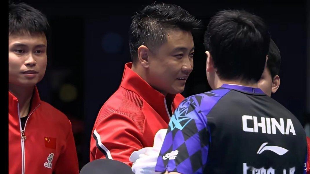 变了，全变了！国乒太牛了！昨晚国乒场上场下燃爆了，场上英勇果敢，场下的激情万丈，