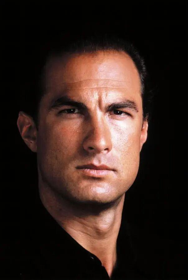 好莱坞动作片传奇史蒂文·西格尔（Steven Seagal），那个在《潜龙轰天》