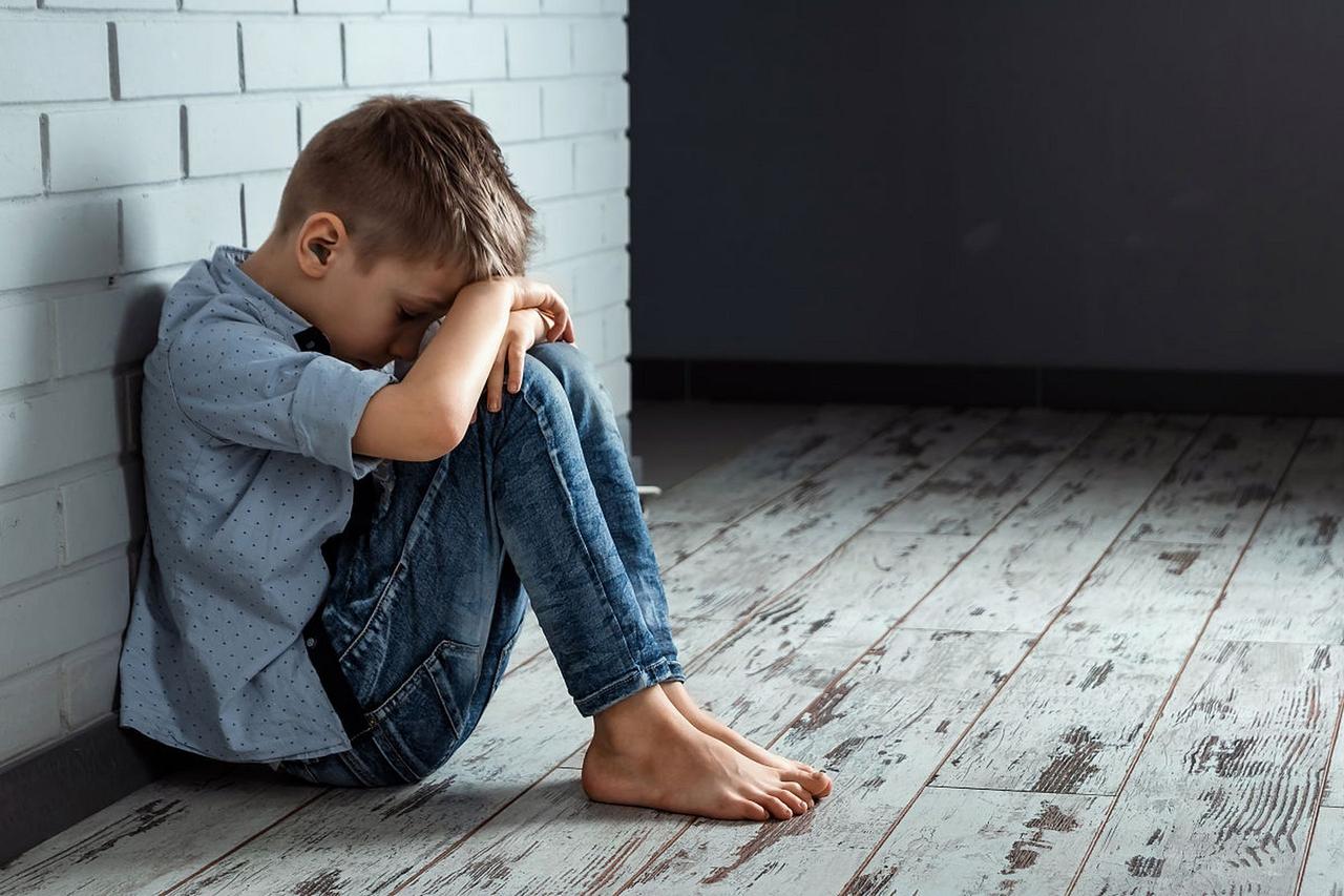 为什么孩子受委屈就沉默躲起来？家长千万别忽视
 
生活里常有这样一幕：
孩子受了