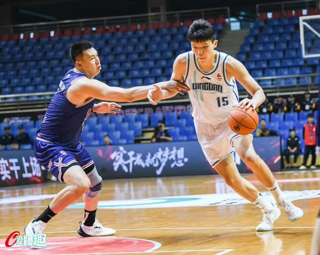 杨瀚森第一场CBA季前赛：出战25分26秒，投篮8中5，罚球9中5，得到15分8