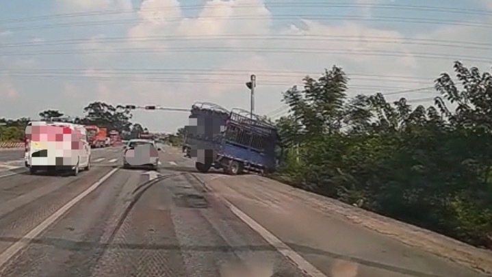 【玉林玉石路某校红绿灯路口货车车头卡路边】9月9日，玉林市玉石路兴业往玉林方向某