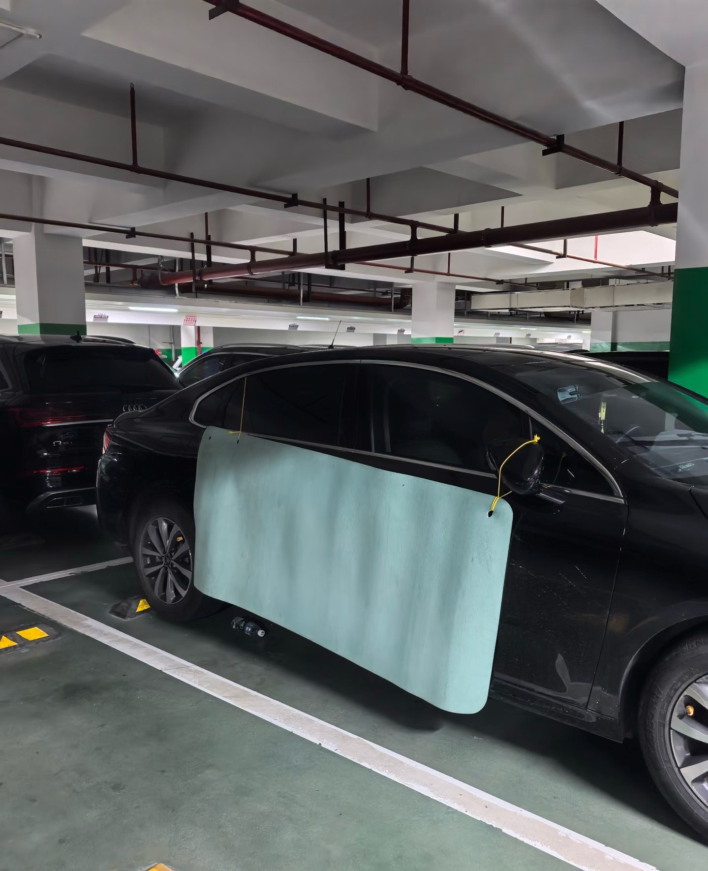 如何防止汽车开门杀？你们猜图三是什么材料。 ​​​