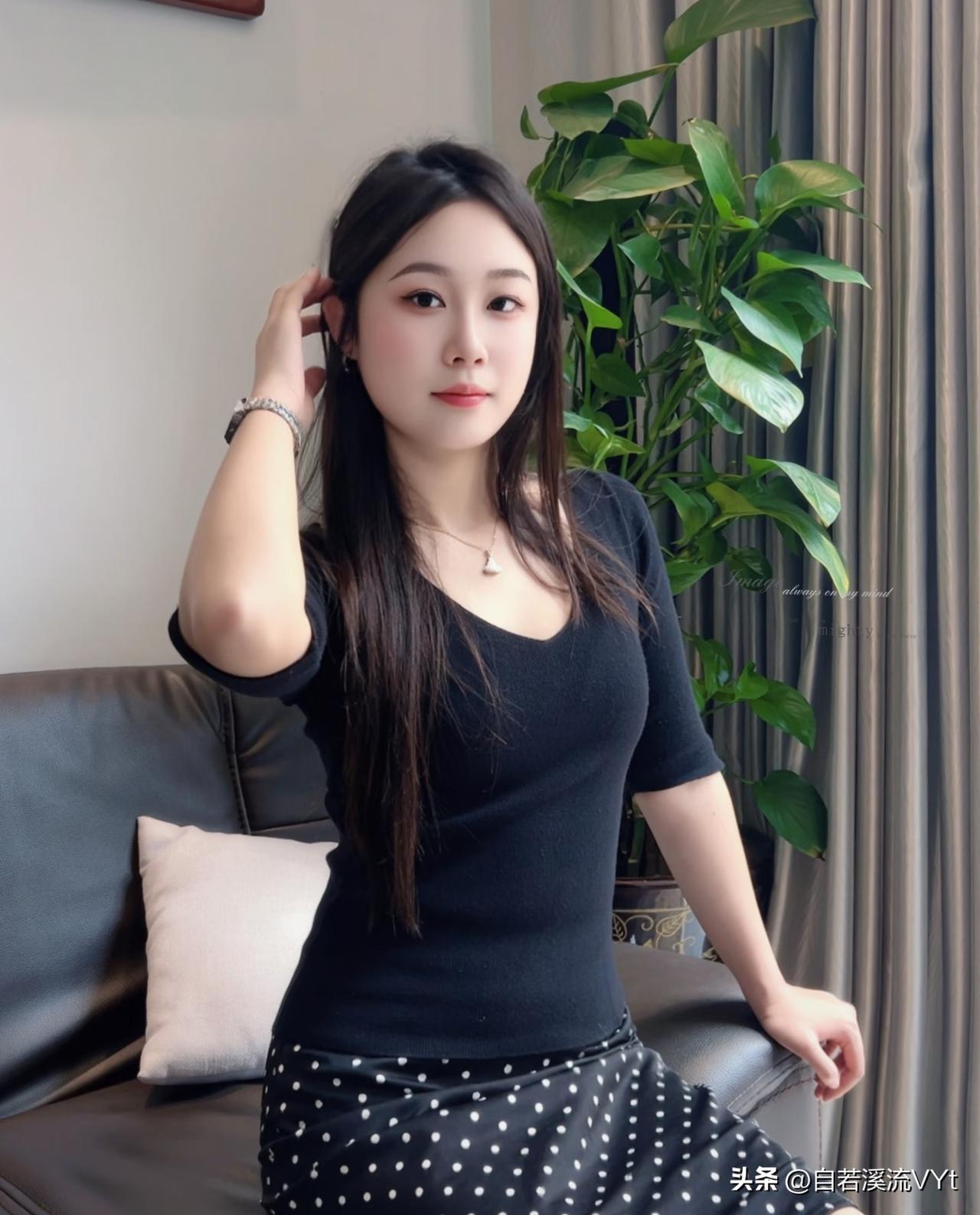 清平乐·闲姿
 
云垂柔发，浅笑眉弯恰。纤手轻撩鬓边暇，一室清温闲雅。
黑衣衬得